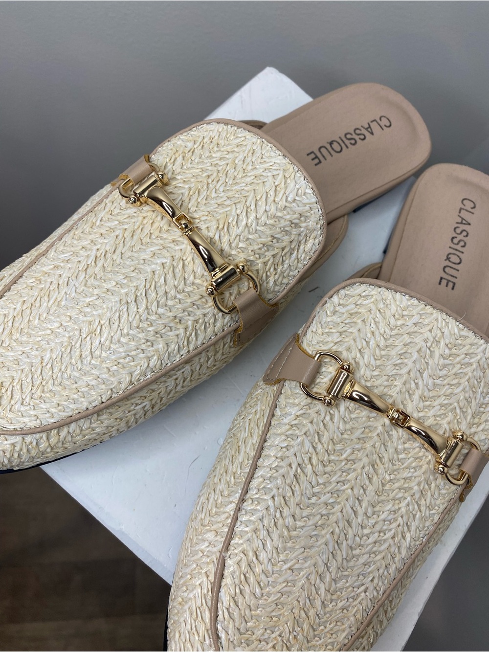 Classique Slip-On Mules with Gold Chain Detail (Sz 9.5) - Picture 3 of 4